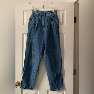 The most misunderstood pair of pants ever. Pleated well loved tapered mom jeans!